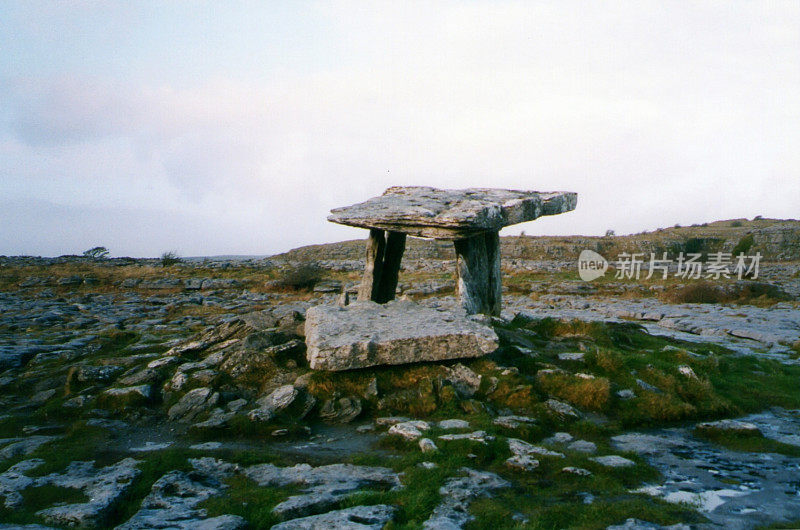 Poulnabrone dolmen，爱尔兰